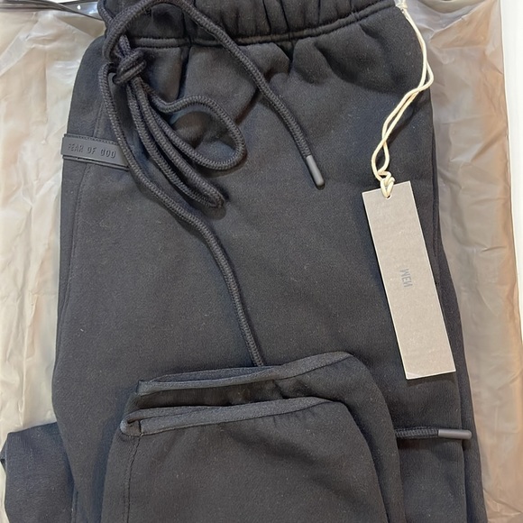 Fear of god essentials jet black sweatpants 2024 - Picture 2 of 8
